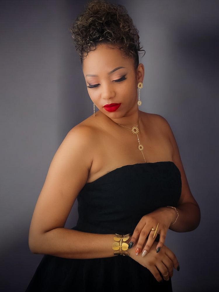 LES BIJOUX ONT LE POUVOIR D'ÊTRE CETTE PETITE CHOSE QUI VOUS FONT VOUS SENTIR UNIQUE.